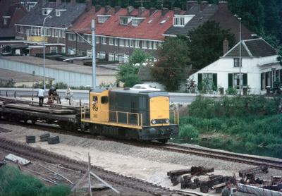 830667 Afbeelding van de diesel-electrische locomotief nr. 2457 (serie 2400/2500) van de N.S. met een werktrein bij de ...